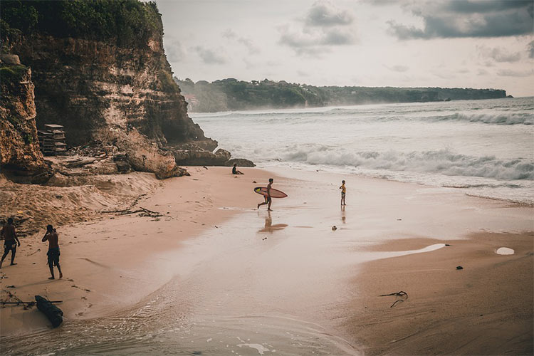 uluwatu surfing beach