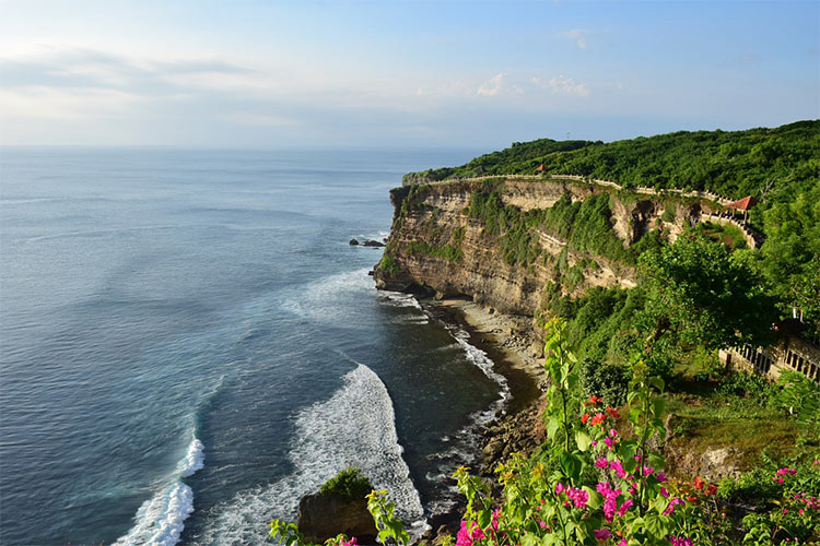 uluwatu surfing beach